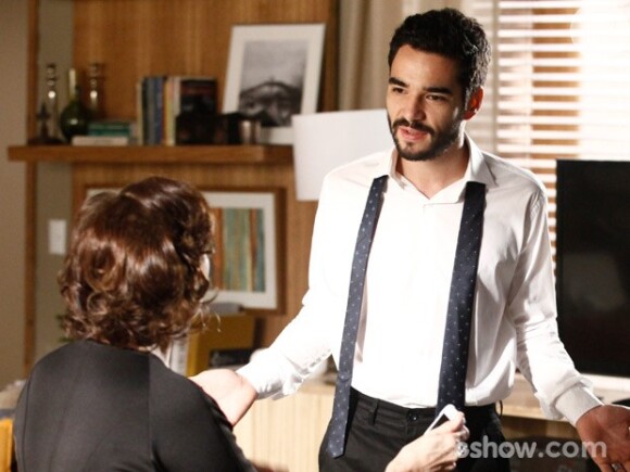 José Pedro (Caio Blat) resolve se demitir e sua mãe vai atrás dele, querendo saber o que realmente aconteceu