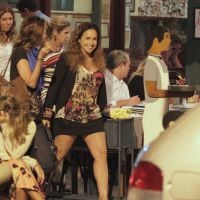 De minissaia, Daniela Mercury sai para jantar com a mulher, Malu Verçosa, no Rio