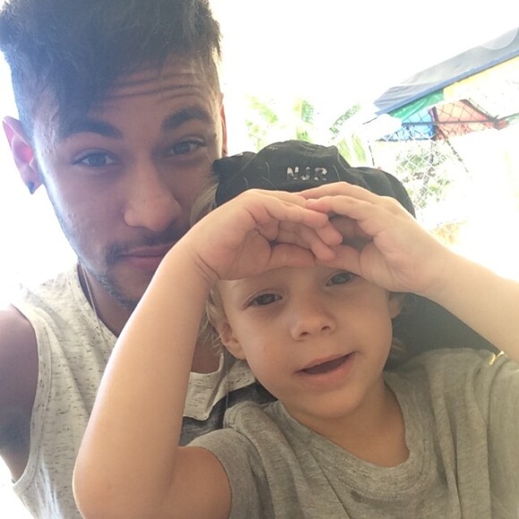 Neymar está sempre compartilhando com seus seguidores fotos do filho, Davi Lucca