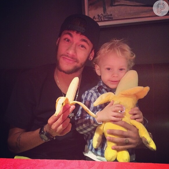 Neymar Jr. publicou uma foto do filho Davi Lucca segurando uma banana de pelúcia durante a campanha contra o racismo 'Somos todos macacos'