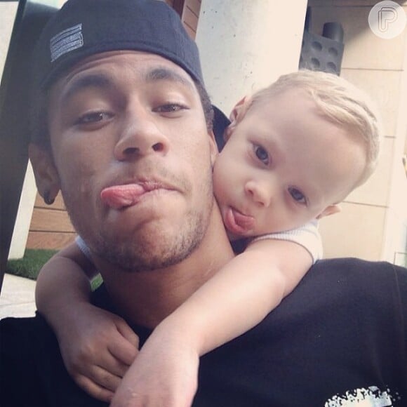 Neymar Jr. está sempre fazendo 'selfies' com caretas ao lado de Davi Lucca