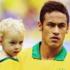 Davi Lucca vestido com a camisa da Seleção Brasileira e entrando em campo com o pai. Craques! 