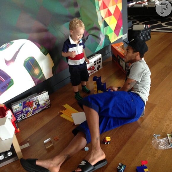Neymar todo à vontade brincando com Davi Lucca. Hora da bagunça com o papai!