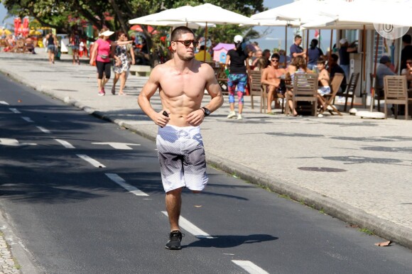 Daniel Rocha mostrou a boa forma ao correr na orla da Barra da Tijuca, na Zona Oeste do Rio de Janeiro, neste sábado, 23 de agosto de 2014