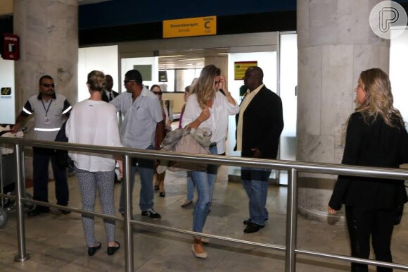 24 de agosto de 2014 - Gisele Bündchen desembarcou no Rio neste domingo