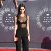 Kendall Jenner veste um macacão preto com transparência para o VMA 2014