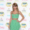 Taylor Swift usou um conjuntinho verde da grife Novis no tapete vermelho do Teen Choice Awards 2014. A cantora finalizou o look com uma sandália de tira na cor amarela
