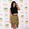 Kylie Jenner vestiu um cropped top preto com uma saia da grife Sass & Bide