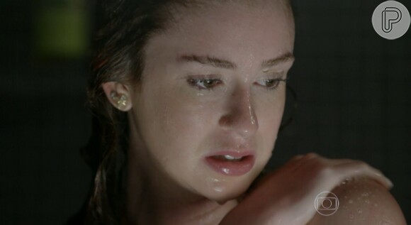 Maria Isis (Marina Ruy Barbosa) debaixo do chuveiro na novela 'Império'