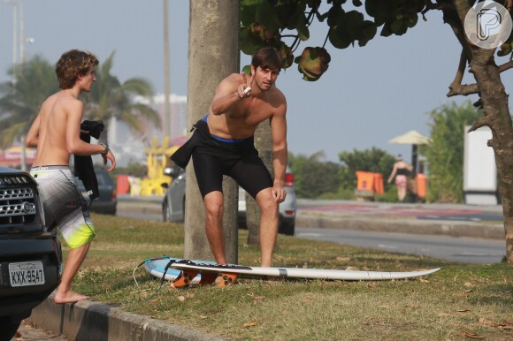 Vladimir Brichta leva Felipe, filho de Adriana Esteves, para surfar no Rio nesta terça-feira, 26 de agosto de 2014