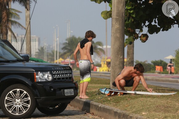 Vladimir Brichta leva Felipe, filho de Adriana Esteves, para surfar na praia da Barra da Tijuca, no Rio