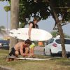 Vladimir Brichta e Felipe, filho de Adriana Esteves, surfam em praia do Rio de Janeiro