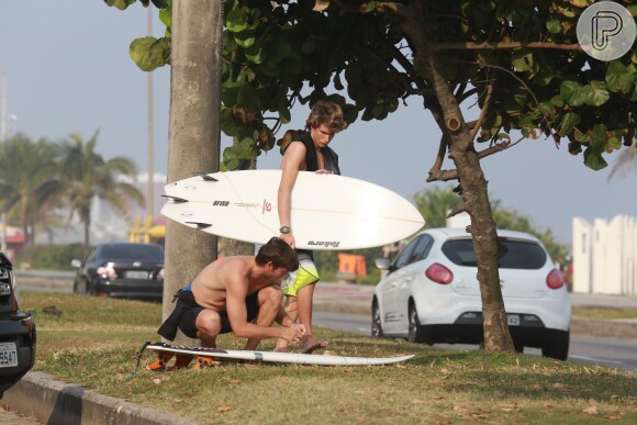 Vladimir Brichta e Felipe, filho de Adriana Esteves, surfam em praia do Rio de Janeiro
