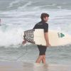 Vladimir Brichta surfa em praia do Rio de Janeiro