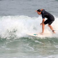 Vladimir Brichta leva o filho de Adriana Esteves para surfar em praia no Rio