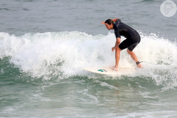 Vladimir Brichta surfa em praia do Rio de Janeiro