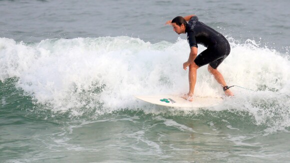 Vladimir Brichta leva o filho de Adriana Esteves para surfar em praia no Rio