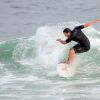 Vladmir Brichta surfa em praia do Rio de Janeiro
