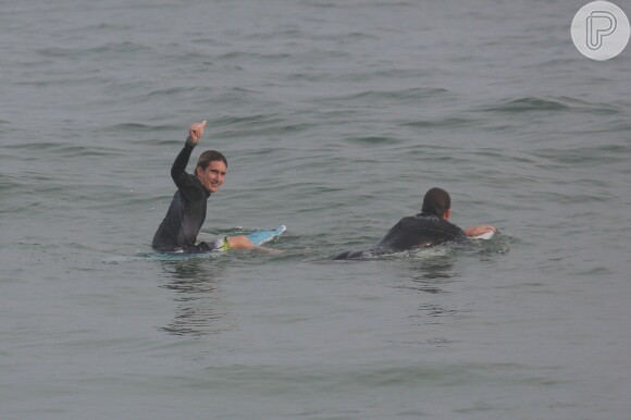 Vladimir Brichta surfa em praia do Rio de Janeiro com Felipe, filho de Adriana Esteves, com quem é casado