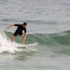 Vladmir Brichta surfa em praia do Rio de Janeiro