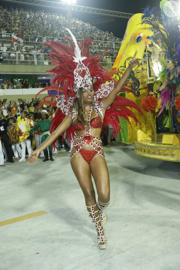Roberta Rodrigues foi no chão mesmo e mostrou samba no pé