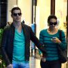 O casal de famosos foi flagrado passeando de mãos dadas em um shopping carioca