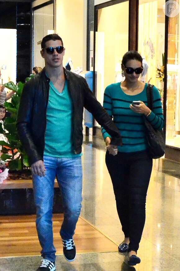 O casal de famosos foi flagrado passeando de mãos dadas em um shopping carioca