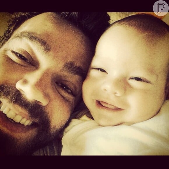 João Gomez também se mostra um paizão. Olha o sorrisão lindo do João Gabriel, filho de Regiane Alves, ao lado do pai? 