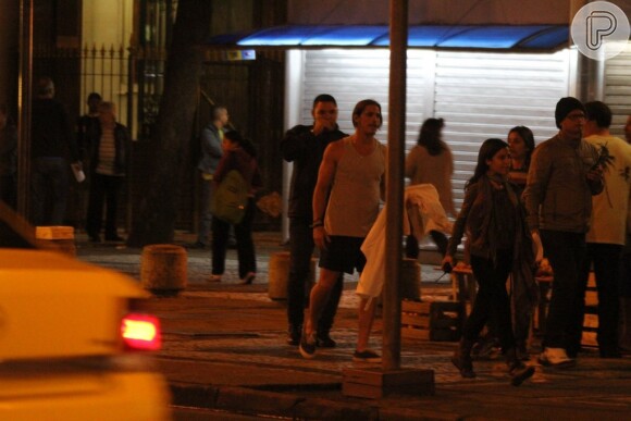 Rômulo Neto e Klebber Toledo gravaram cenas da novela 'Império' na noite de quinta-feira, 28 de agosto de 2014 nas ruas de Copacabana, na Zona Sul do Rio. Durante a sequência de seus personagens Robertão e Leonardo, Rômulo comeu um sanduíche e bebeu cerveja. Simpáticos, eles posaram para fotos com fãs