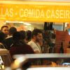 Rômulo Neto e Klebber Toledo gravaram cenas da novela 'Império' na noite de quinta-feira, 28 de agosto de 2014 nas ruas de Copacabana, na Zona Sul do Rio. Durante a sequência de seus personagens Robertão e Leonardo, Rômulo comeu um sanduíche e bebeu cerveja. Simpáticos, eles posaram para fotos com fãs
