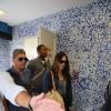 Megan Fox e o marido, Brian Austin Green, não gostam da presença de paparazzi em Aeroporto Santos Dumont, no Rio de Janeiro, em 12 de fevereiro de 2013