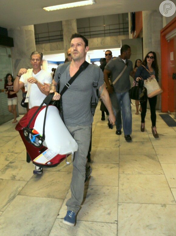 Megan Fox e o marido, Brian Austin Green, embarcam com o filho recém-nascido, Noah, de 4 meses, no aeroporto Santos Dumont, no Rio de Janeiro
