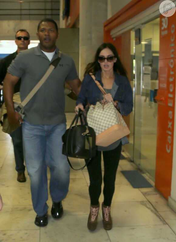 Megan Fox embarca no aeroporto Santos Dumont na tarde desta terça-feira (12)