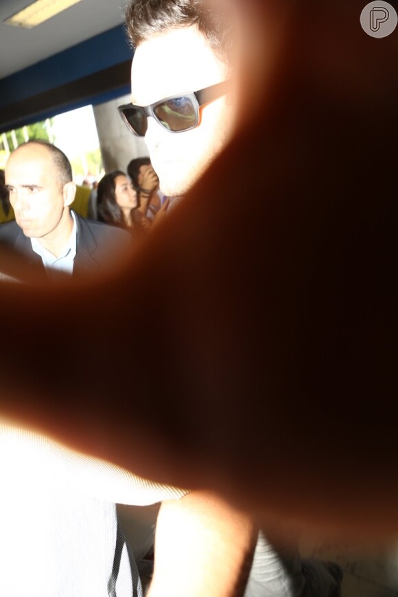 O marido de Megan Fox, Brian Austin Green, tampa a lente do paparazzo para evitar fotografias do seu bebê