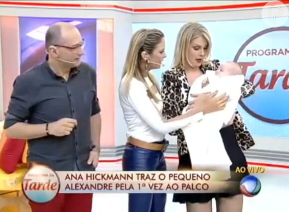 Ana Hickmann também apresentou seu filho pela primeira vez na TV no 'Programa da Tarde'