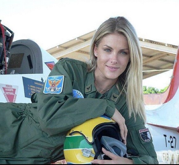 Em 2005 Ana Hickmann ganhou um quadro no 'Domingo Espetacular' onde vivenciava o cotidiano de diferentes profissões, como bombeiro, frentista e até mesmo piloto de avião