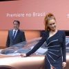 Marina Ruy Barbosa posa em carro-conceito da Renault