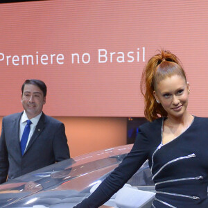 Marina Ruy Barbosa posa em carro-conceito da Renault