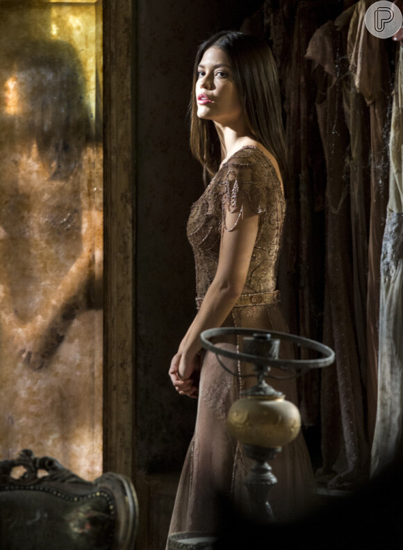 Cris (Vitória Strada) recebe declaração de amor como Júlia Castelo em 'Espelho da Vida'