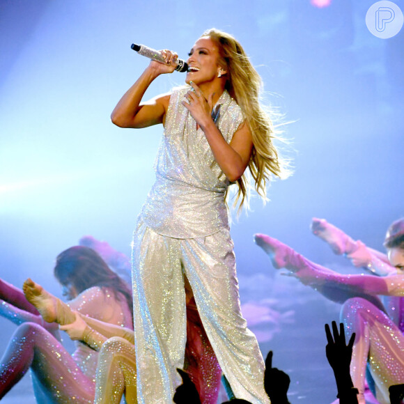 Jennifer Lopez usou um macacão prateado da Balmain durante o American Music Awards 2018


