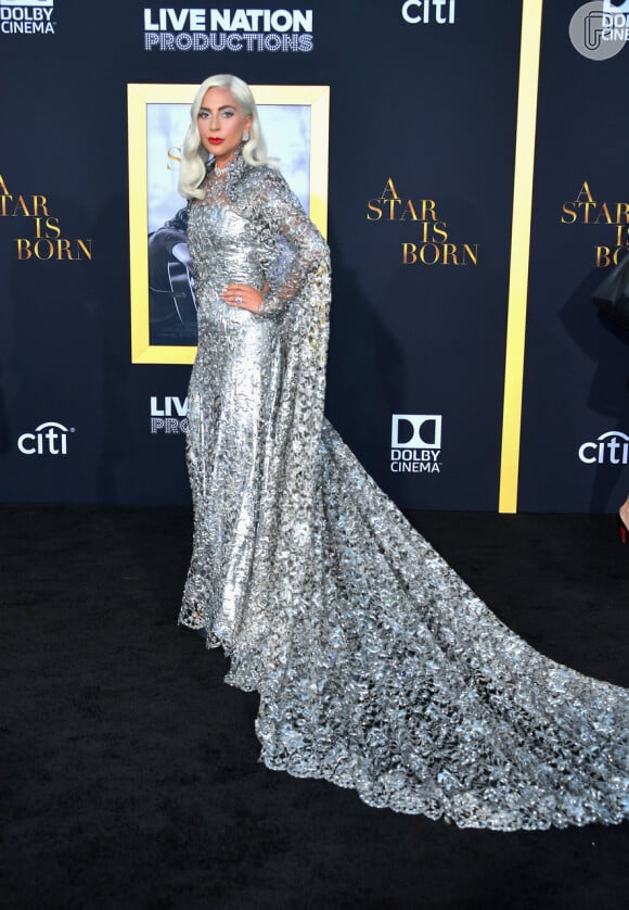 Lady Gaga usou um vestido longo prateado na première de filme realizada em Los Angeles, na Califórnia