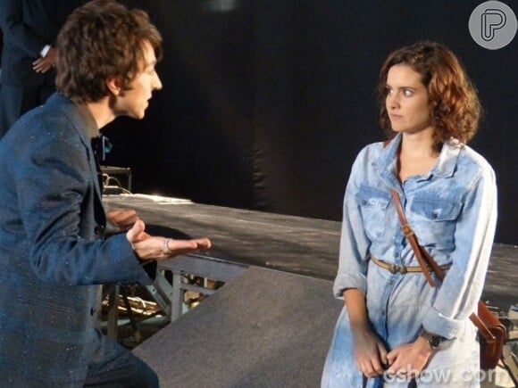 Lara (Elisa Pinheiro) desconfia que Shin (Rodrigo Pandolfo) esteja se passando pelo irmão gêmeo, em 'Geração Brasil'