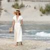 10 looks brancos das passarelas para você se inspirar para o Réveillon: corte clássico e decote V no vestido Chanel