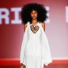 10 looks brancos das passarelas para você se inspirar para o Réveillon. Macacão amplo com recorte nos ombros, desfilado no São Paulo Fashion Week