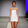 10 looks brancos das passarelas para você se inspirar para o Réveillon. Mini sexy e simples desfilado no projeto Estufa do São Paulo Fashion Week