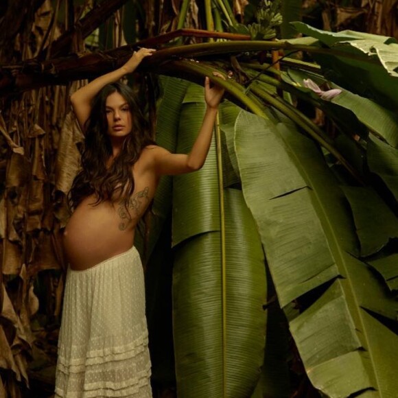 Isis Valverde festejou a gravidez nas redes sociais várias vezes durante os nove meses