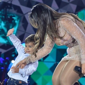 Simone foi fotografada pelo marido, Kaká, sentada perto do filho em aeroporto