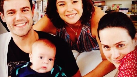 Gabriela Duarte posa com o filho de Regiane Alves e festeja encontro: 'Família'