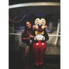 Bruna Marquezine se diverte na Disney e posa com personagem de desenho animado: 'Perdeu, Minnie'
