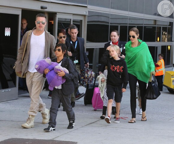 Brad e Angelina costumam levar os filhos em suas viagens